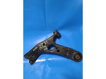 Dolne ramię przedniego zawieszenia praw. TOYOTA AURIS 06-12
