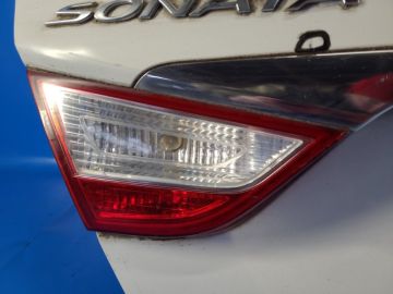 Lampa tylna wewnętrzna lew. HYUNDAI SONATA YF 10-14