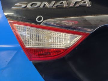 Lampa tylna wewnętrzna lew. HYUNDAI SONATA YF 10-14