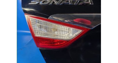 Lampa tylna wewnętrzna lew. HYUNDAI SONATA YF 10-14