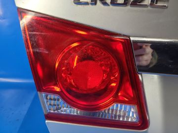 Lampa tylna wewnętrzna lew. CHEVROLET CRUZE 08-15