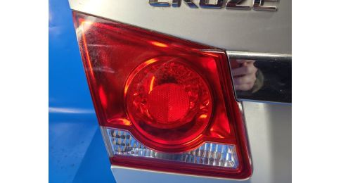 Lampa tylna wewnętrzna lew. CHEVROLET CRUZE 08-15
