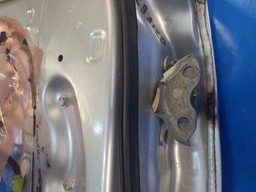 Górny zawias drzwi tyl. lew. TOYOTA CAMRY 40 06-11