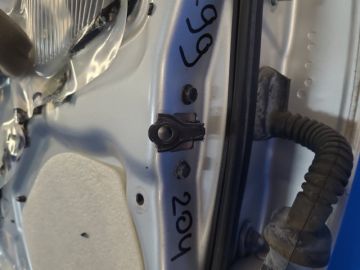 Ogranicznik drzwi tyl. lew. NISSAN SENTRA B17 12-21