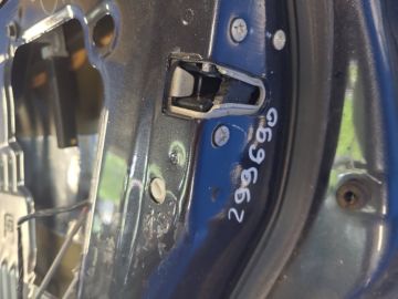 Zamek drzwi tyl. praw. JEEP COMPASS 06-16