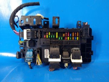 Skrzynka bezpiecznikow wewnętrznych FORD MUSTANG 15-