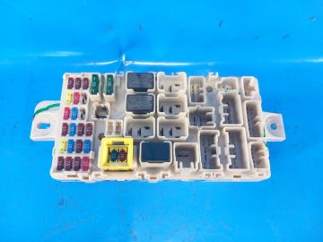 Skrzynka bezpiecznikow wewnętrznych MITSUBISHI MIRAGE 13-