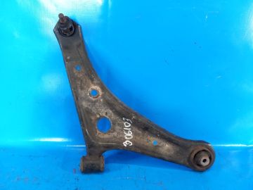 Dolne ramię przedniego zawieszenia praw. MITSUBISHI MIRAGE 13-