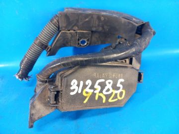 Skrzynka bezpieczników komora silnika TOYOTA PRIUS 16-