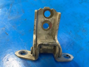 Górny zawias drzwi przed. praw. NISSAN PATHFINDER R51 04-14