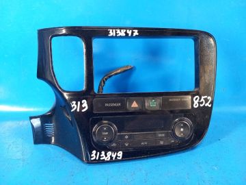 Nakładka deski rozdzielczej pod radio MITSUBISHI OUTLANDER GF 12-