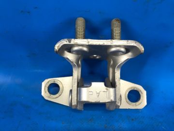 Górny zawias drzwi tyl. lew. MITSUBISHI OUTLANDER XL 05-13