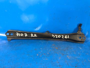 wspornik mocowania przedniej konsoli praw. TOYOTA PRIUS 16-