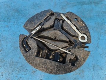 Skrzynka narzędziowa VOLVO XC70 07-16