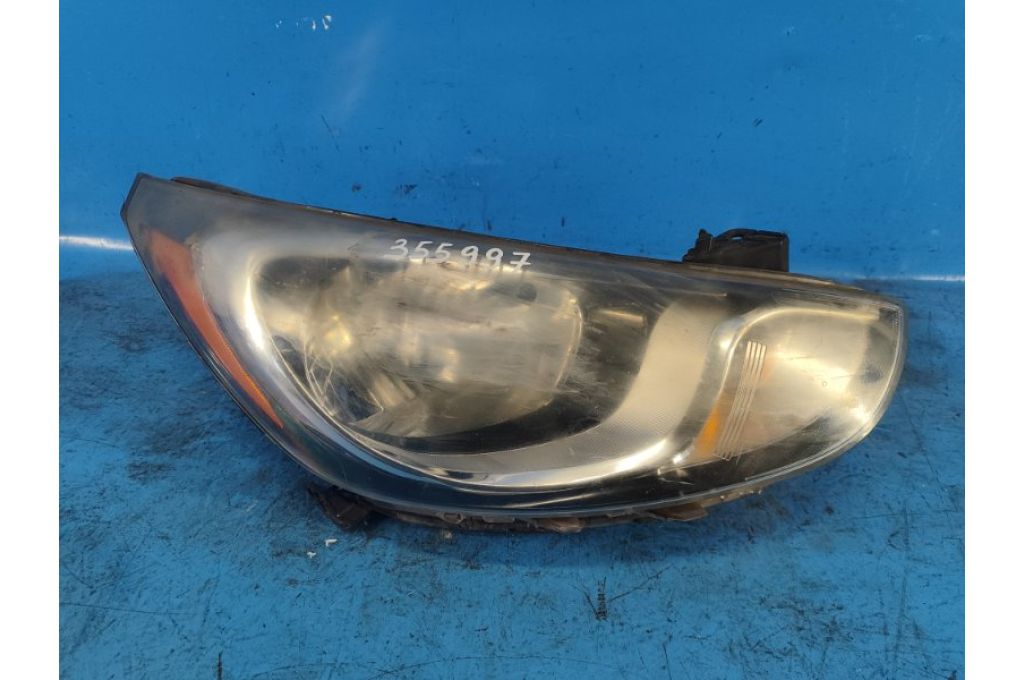 92102-1R010 | Reflektor Lampa przednia praw. HYUNDAI ACCENT RB 10- (355997)