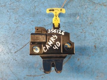 zamek pokrywy bagażnika TOYOTA CAMRY 40 06-11