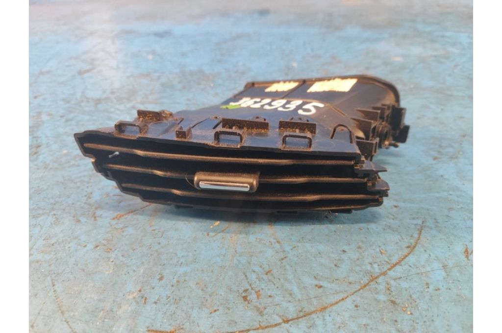 BM51A014L20AF | Deflektor powietrza praw. FORD FOCUS 10-18 (362935)