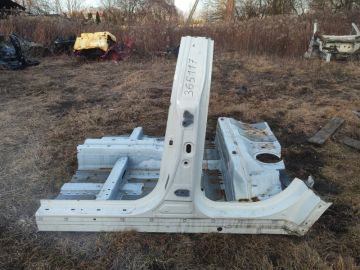 Centralny słupek nadwozia lew. SSANGYONG TIVOLI 15-19