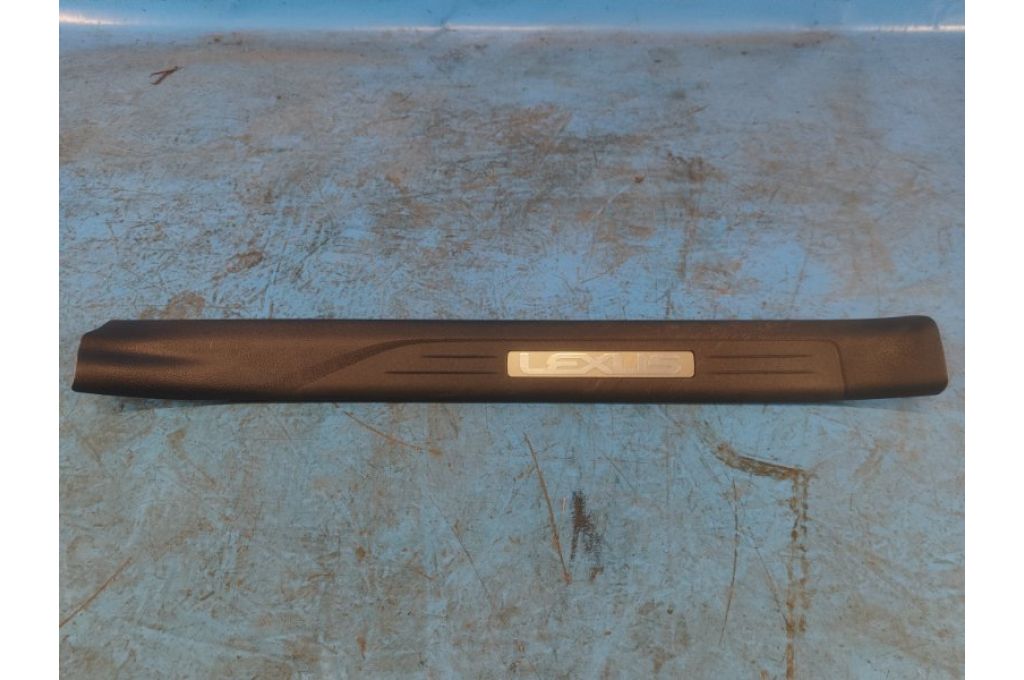 67913-52280 | wewnętrzna osłona progu przed. praw. LEXUS LBX 23- (366783)