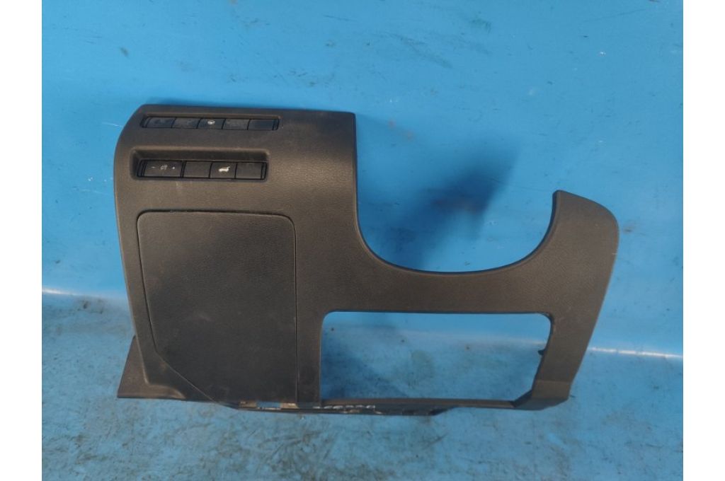 68106-6RB0A | Plastik wewnętrzny przed. lew. NISSAN X-TRAIL/ROGUE T33 20- (366930)