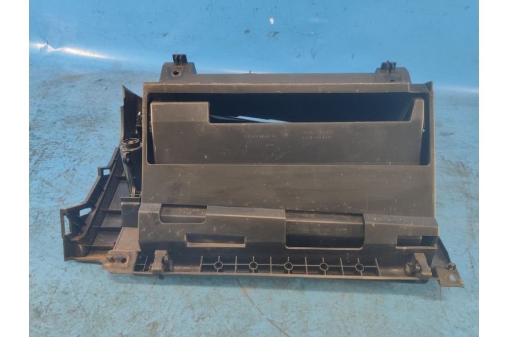 68102-6RB0A | Schowek NISSAN X-TRAIL/ROGUE T33 20- (366997) - Zdjęcie 3