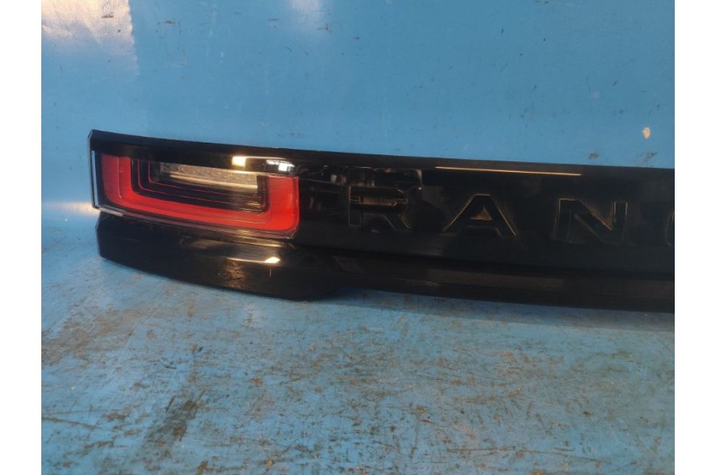 J8A2-13192-AG | Lampa tylna wewnętrzna LAND ROVER VELAR 17- (367531) - Zdjęcie 2