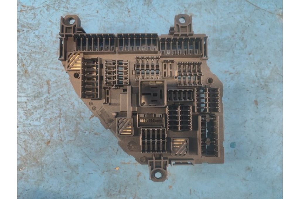 9252813 | Skrzynka bezpieczników BMW 6 SERIES (F13) 12-18 (367679)