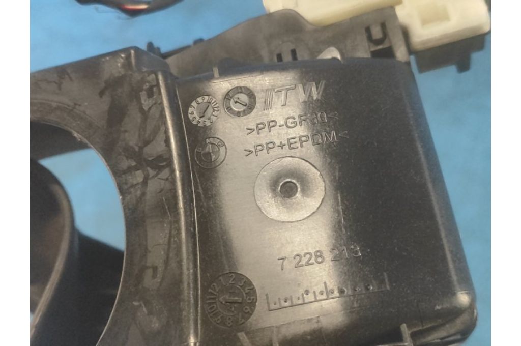 7228213 | klapka wlewu paliwa BMW 6 SERIES (F13) 12-18 (368162) - Zdjęcie 8