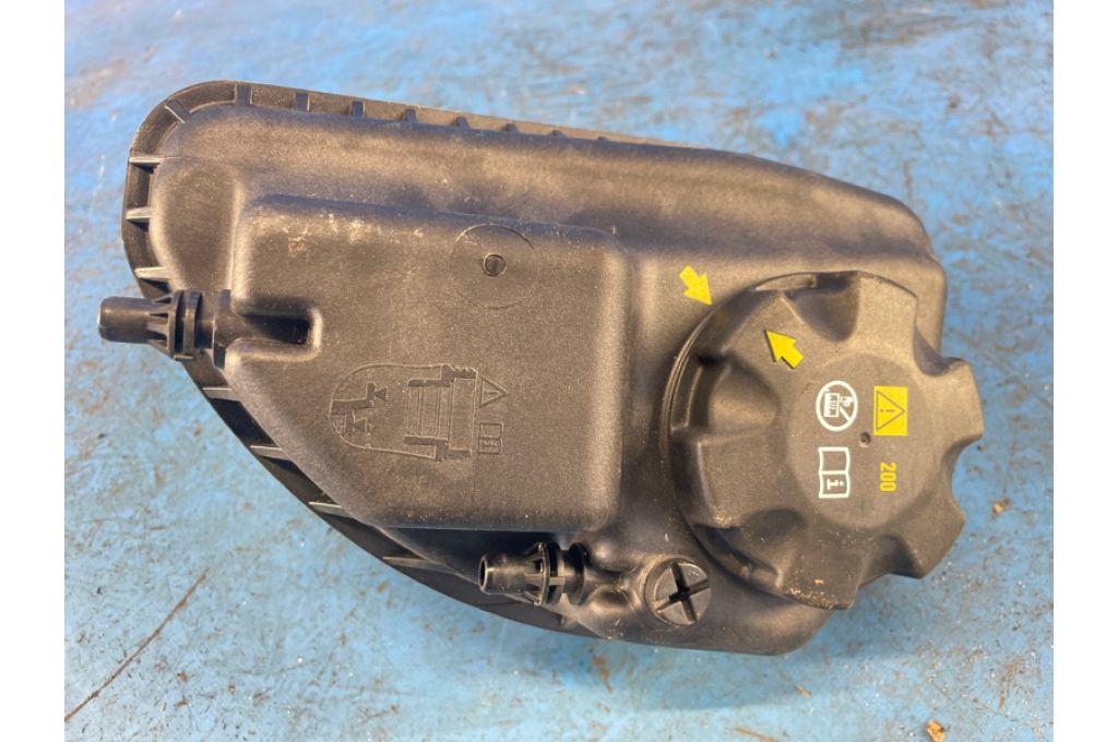 17 13 8 689 765 | Zbiorniczek wyrównawczy BMW XM (G09) 23- (371318)