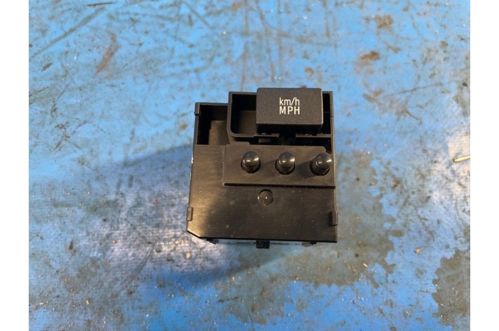 84975-47050 | Przycisk TOYOTA PRIUS - 30 09-17 (372379)