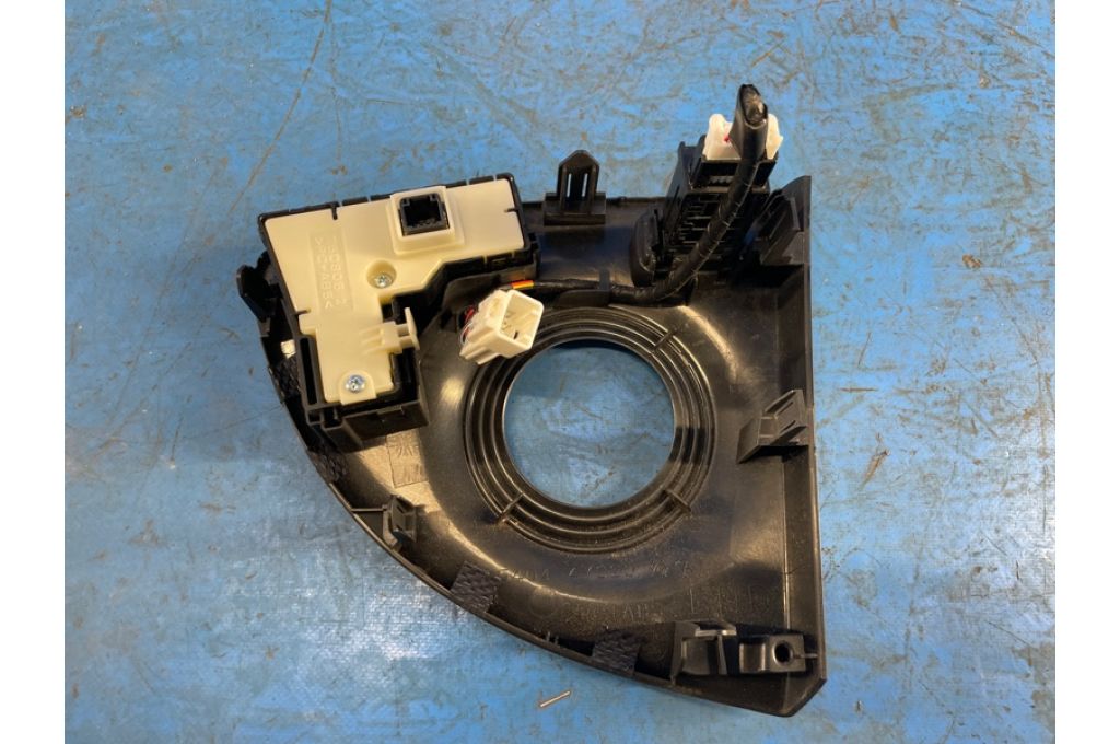 84010-47020 | Nakładka centralna deski rozdzielczej TOYOTA PRIUS - 30 09-17 (372646) - Zdjęcie 2