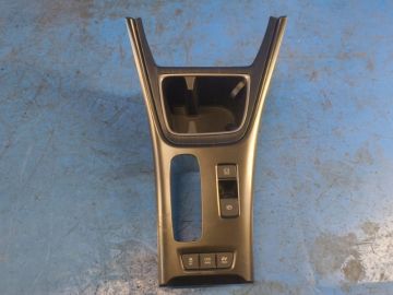 centralna konsola LEXUS LBX 23-