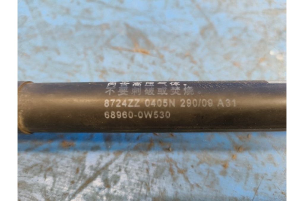 68960-0W530 | Amortyzator klapy bagaznika lew. TOYOTA PRIUS - 30 09-17 (374471) - Zdjęcie 4
