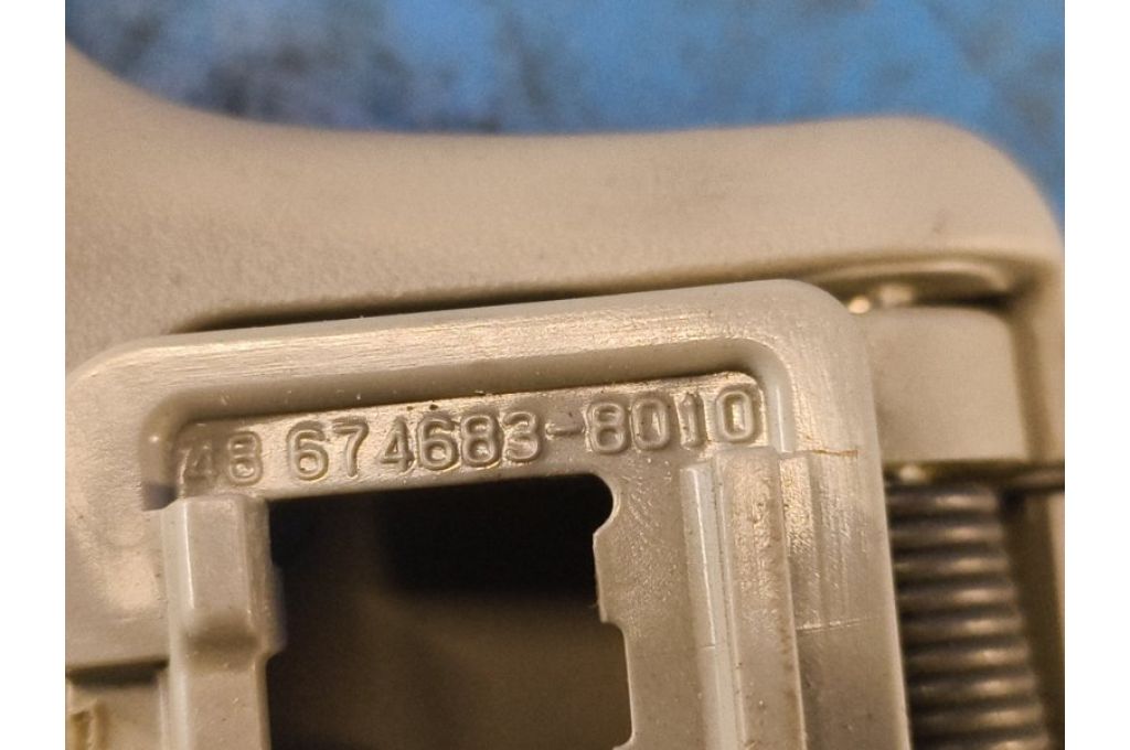7461052020B1 | Uchwyt podsufitki przed. TOYOTA PRIUS - 30 09-17 (374499) - Zdjęcie 3