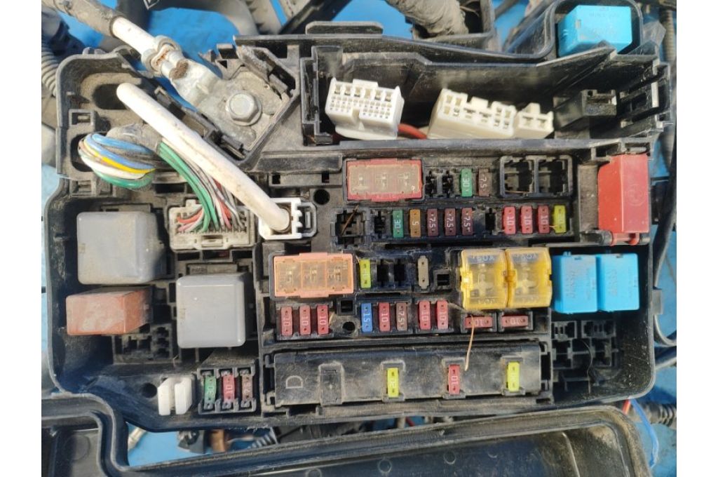 82741-75010 | Skrzynka bezpieczników komora silnika TOYOTA PRIUS - 30 09-17 (374667) - Zdjęcie 6
