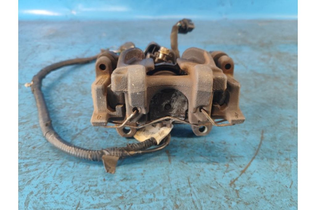 DG9Z-2552-C | Zacisk hamulcowy tyl. praw. FORD ESCAPE 12-19 (374906)