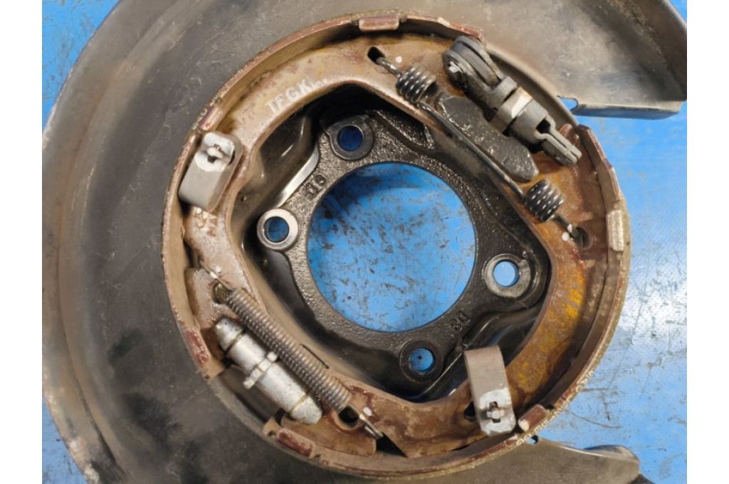 58250-3Q100 | Mechanizm hamulca tyl. lew. HYUNDAI SONATA YF 10-14 (375615) - Zdjęcie 3