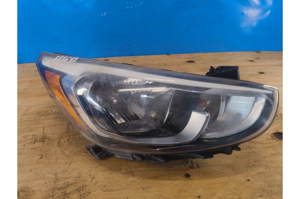 92102-1R710 | Reflektor Lampa przednia praw. HYUNDAI ACCENT RB 10- (377642)