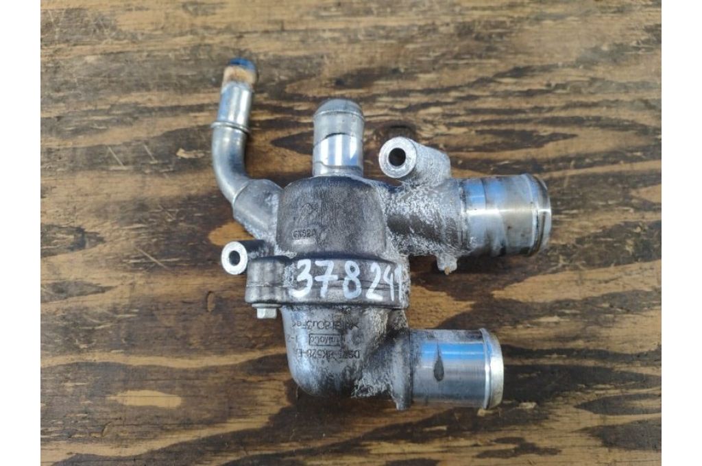 DS7E-8A587-CB | Obudowa termostatu FORD FUSION 14- (378241)