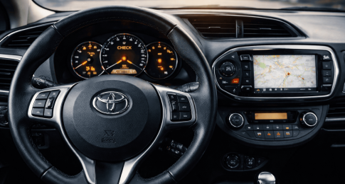 Toyota Yaris – opis deski rozdzielczej i przycisków w różnych generacjach